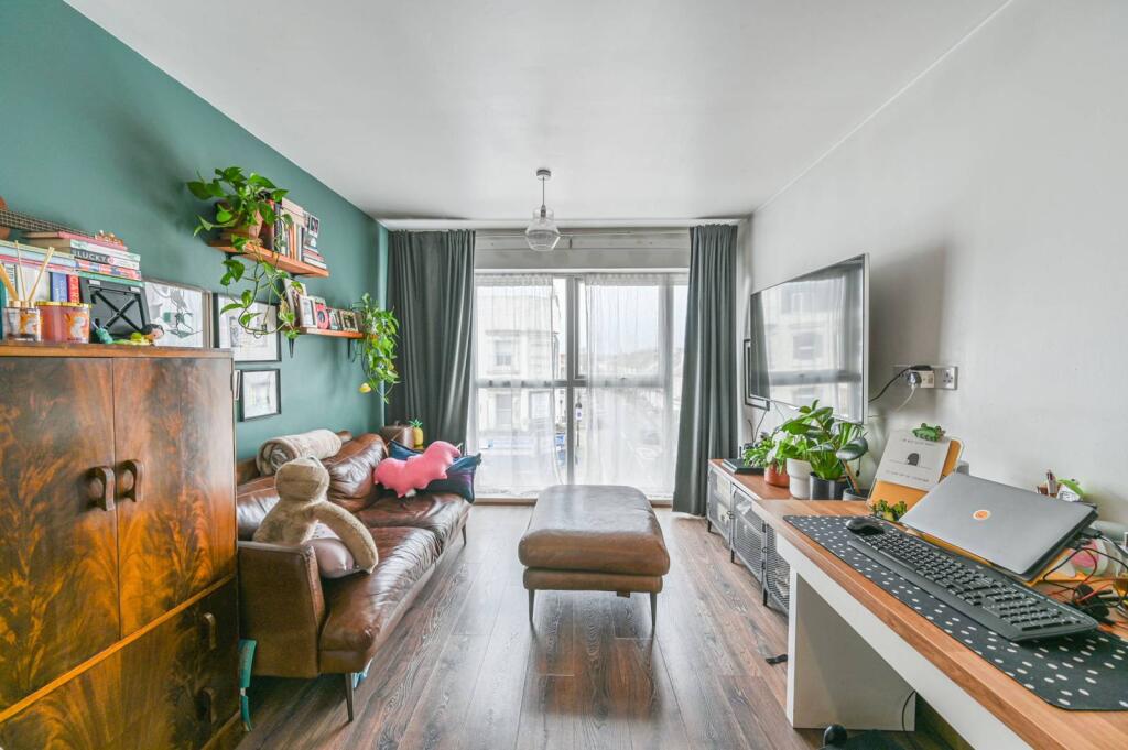 Main image of property: High Street Colliers Wood, Colliers Wood, London, SW19