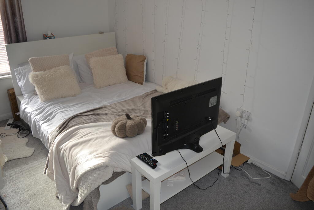 4 bedroom end of terrace house for rent