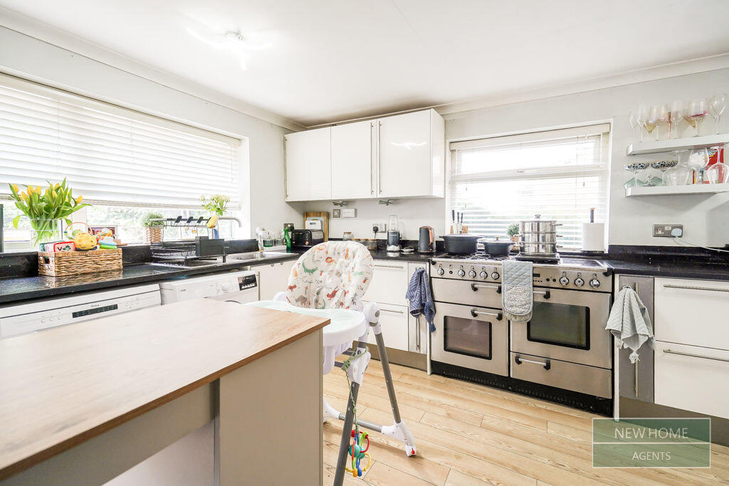 House in Nottingham, Porchester Gardens, Woodthorpe - View 2