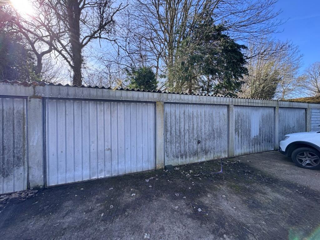 Thamesmead Estate, Towpath, Shepperton, Surrey, TW17 - View 5