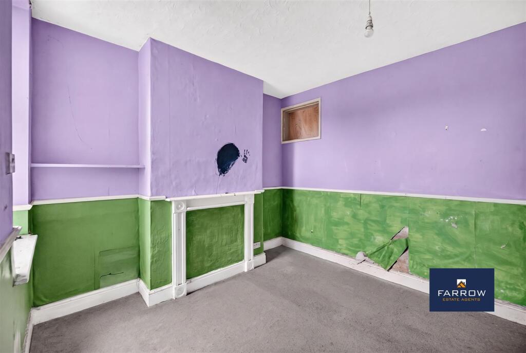 House in Grimsby, New Clee - More