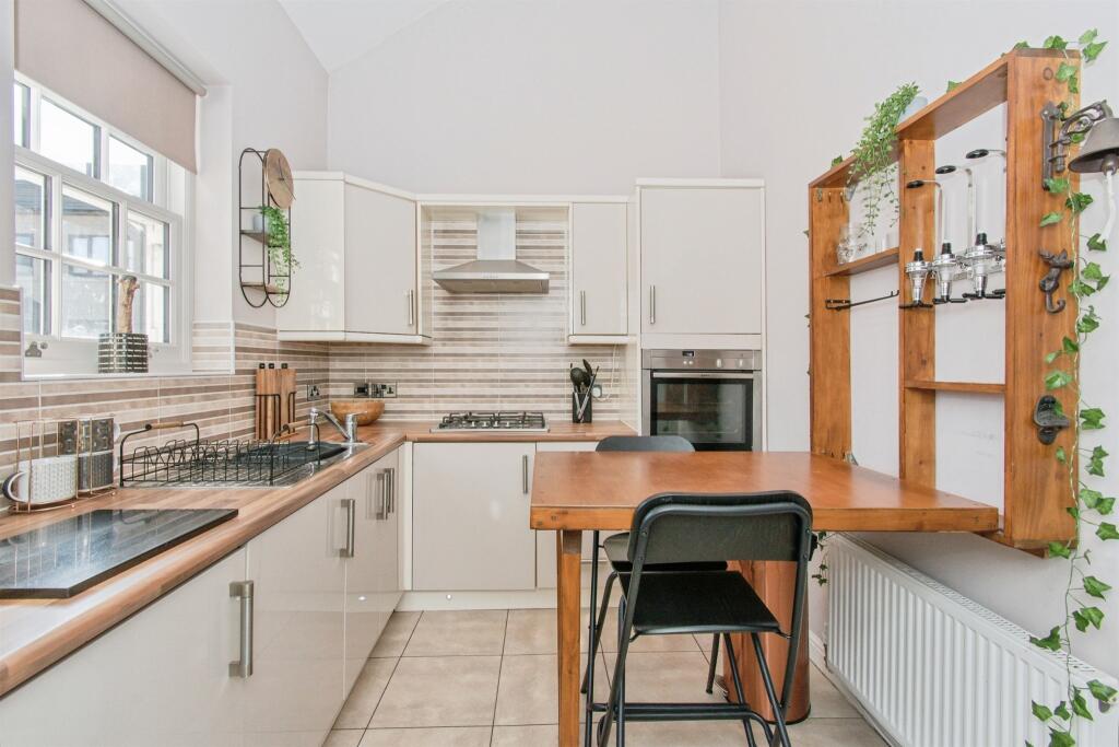 Apartment in Leeds, Kippax - View 2