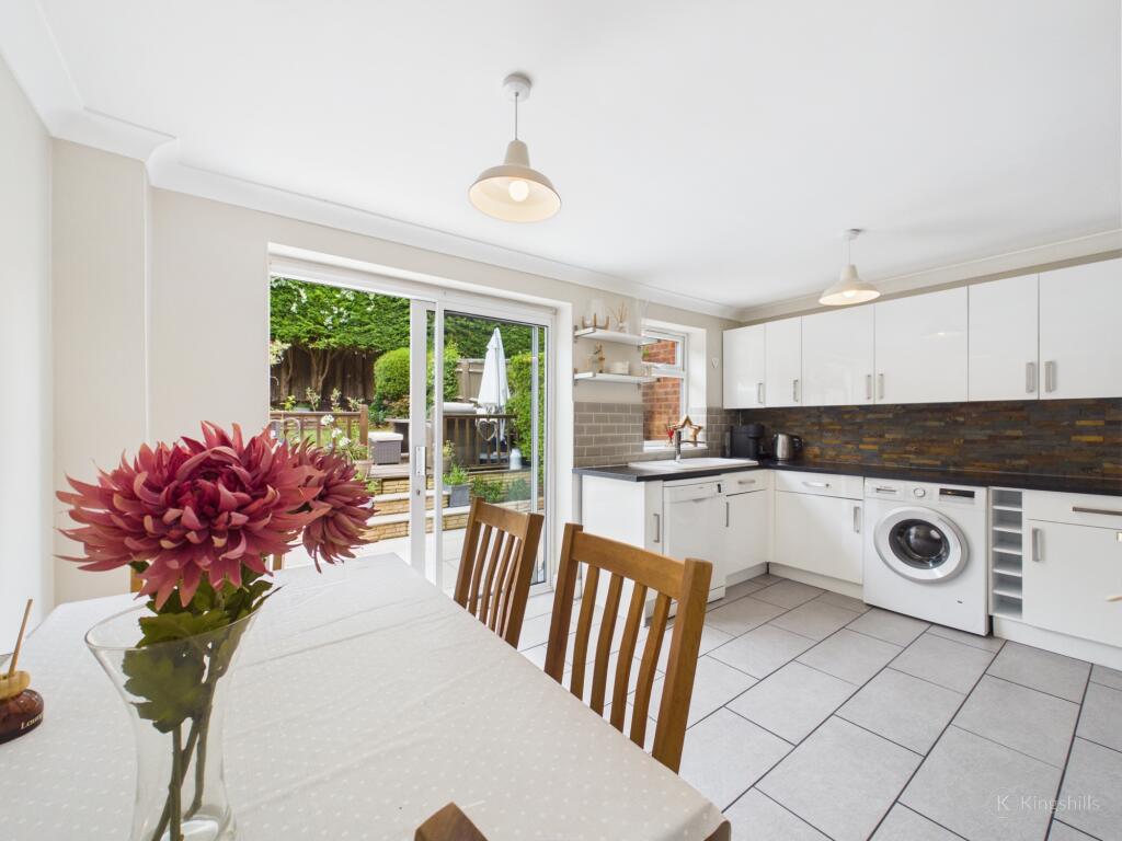 House in Loudwater, Chepping Wycombe - View 4