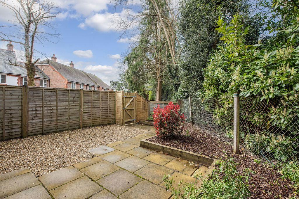 Netherwood Close, Midhurst photo 3