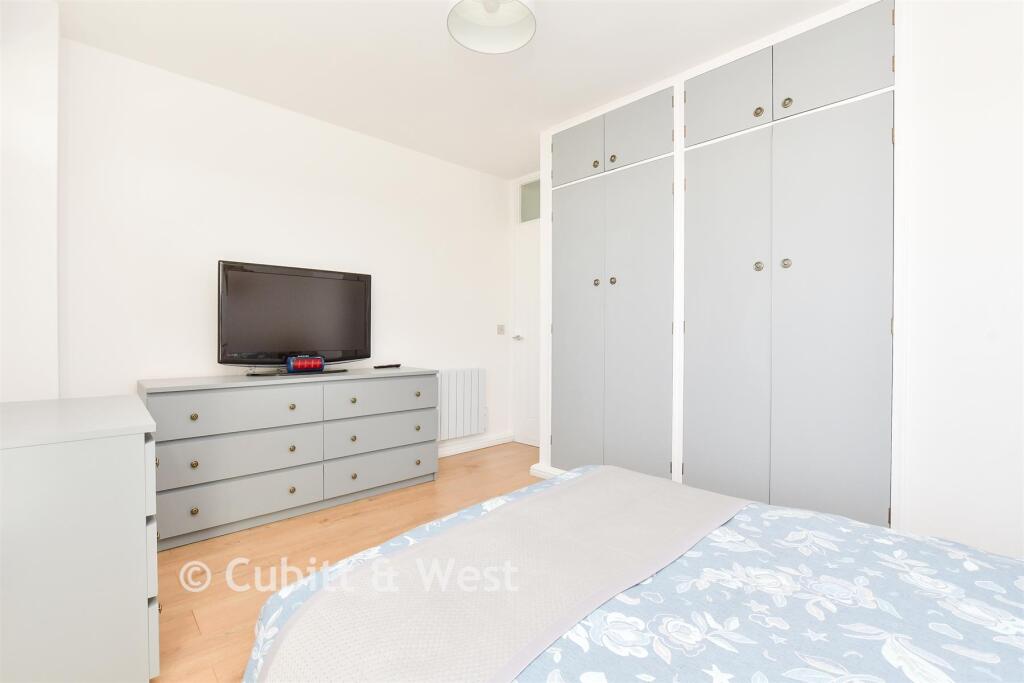 Apartment in Sutton - View 5
