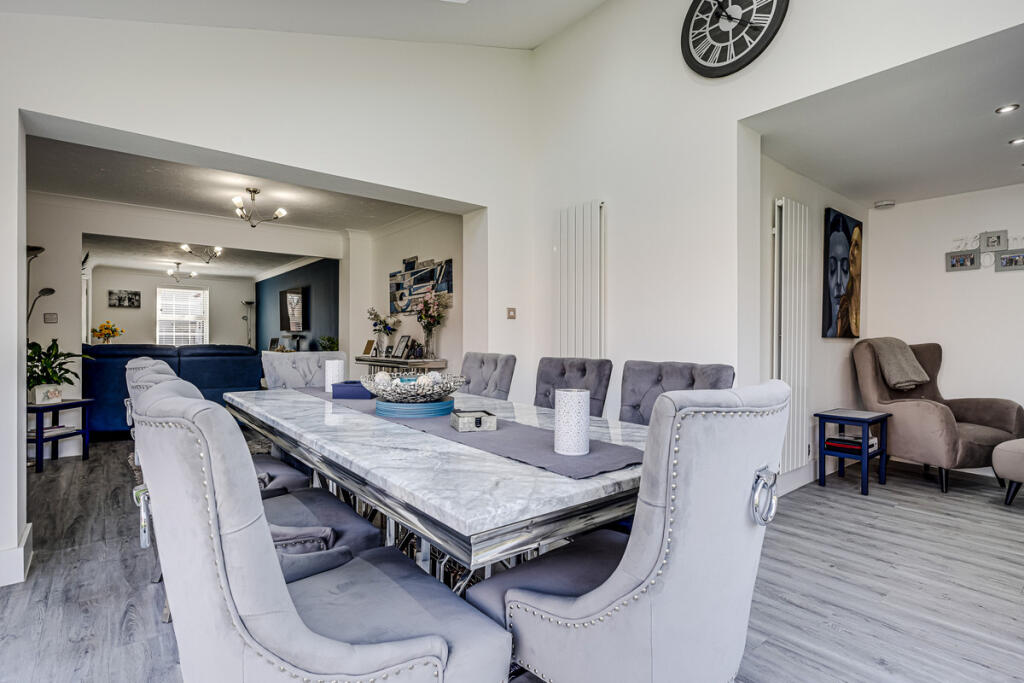 House in Basildon, Wickford - More