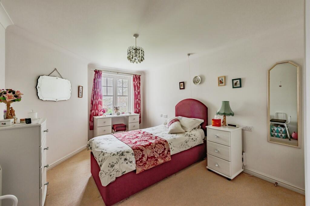 Massetts Road, HORLEY photo 4