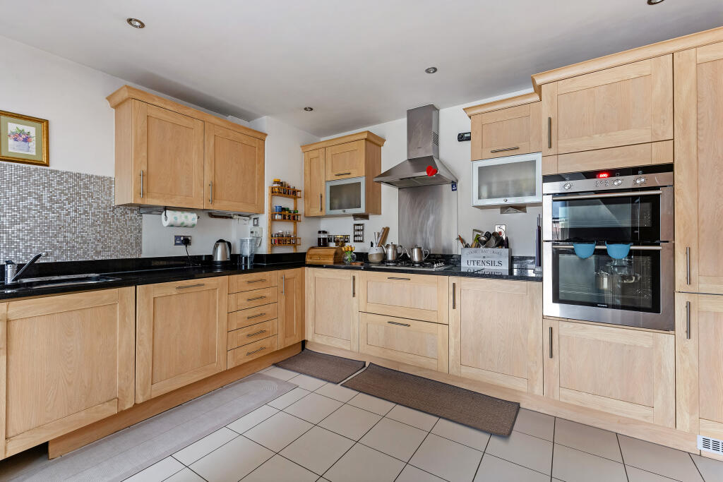 Apartment in Guildford, Surrey - View 4
