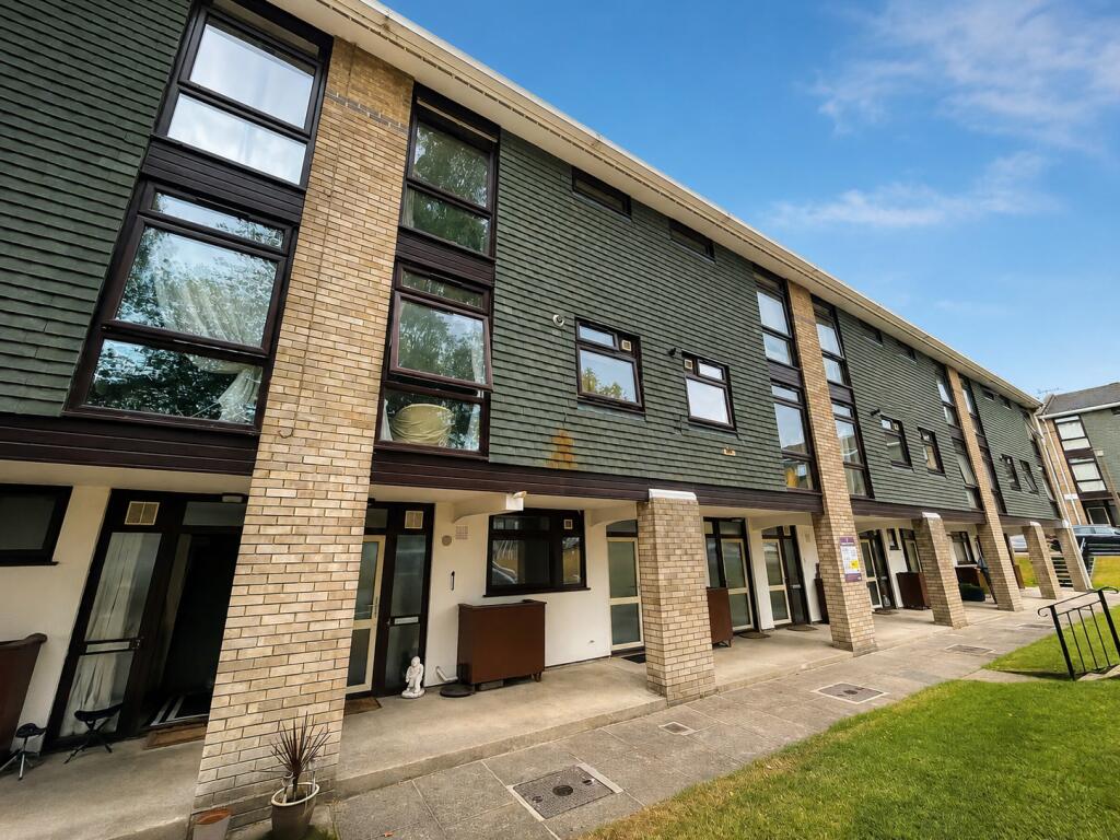 Main image of property: Flat 4 Sproughton Court, Sproughton, Ipswich, Suffolk, IP8