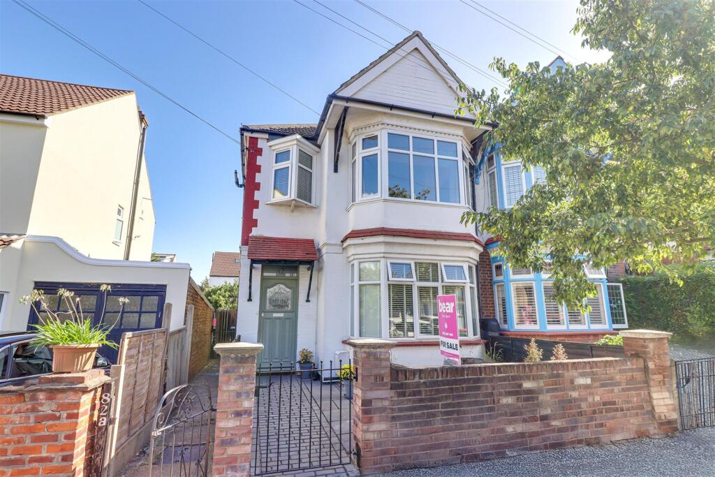 3-bed flat on Lord Roberts Avenue, Leigh-on-Sea, £300,000