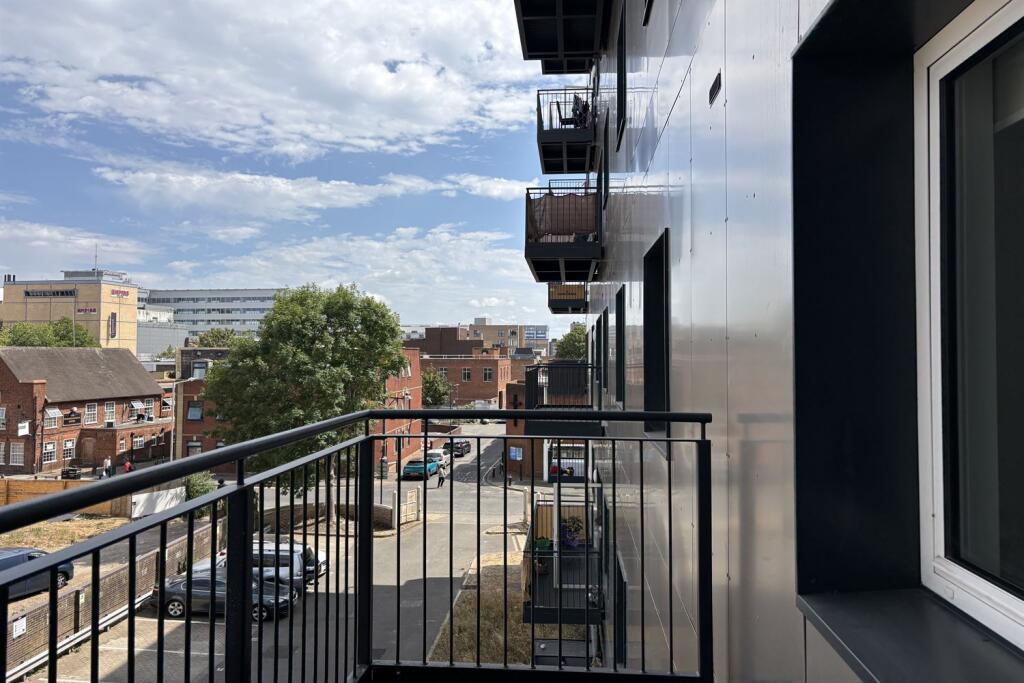 Apartment in Slough - More