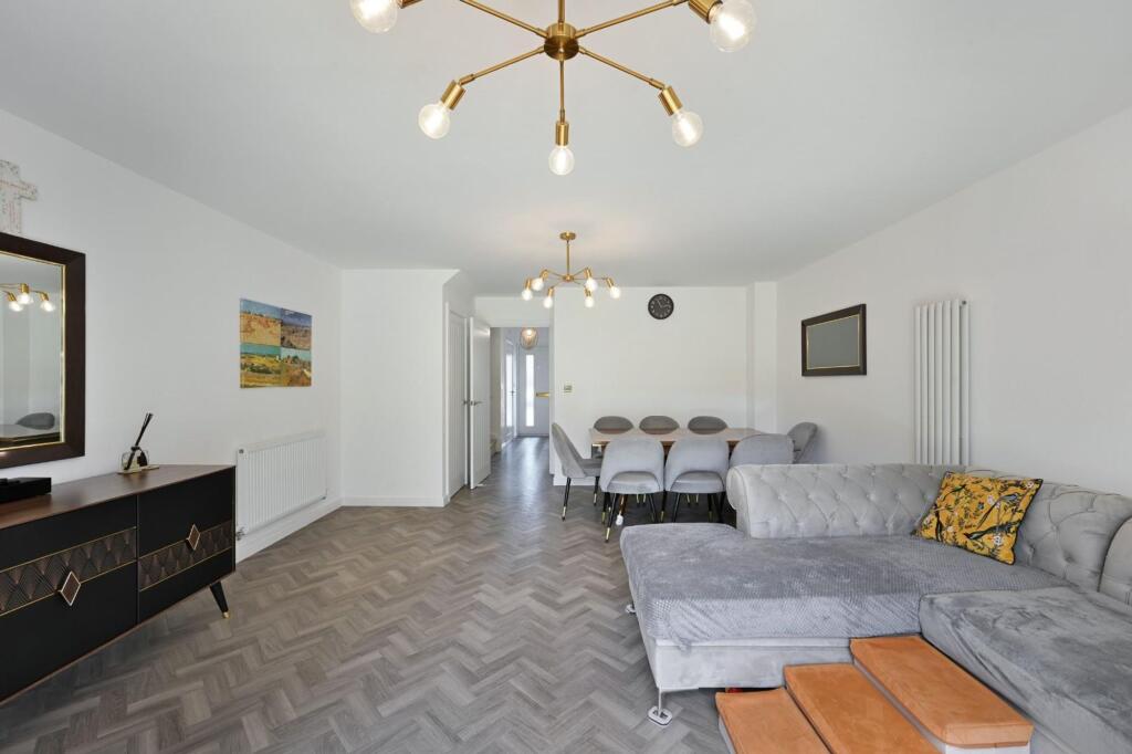 House in Epsom and Ewell, West Ewell - More