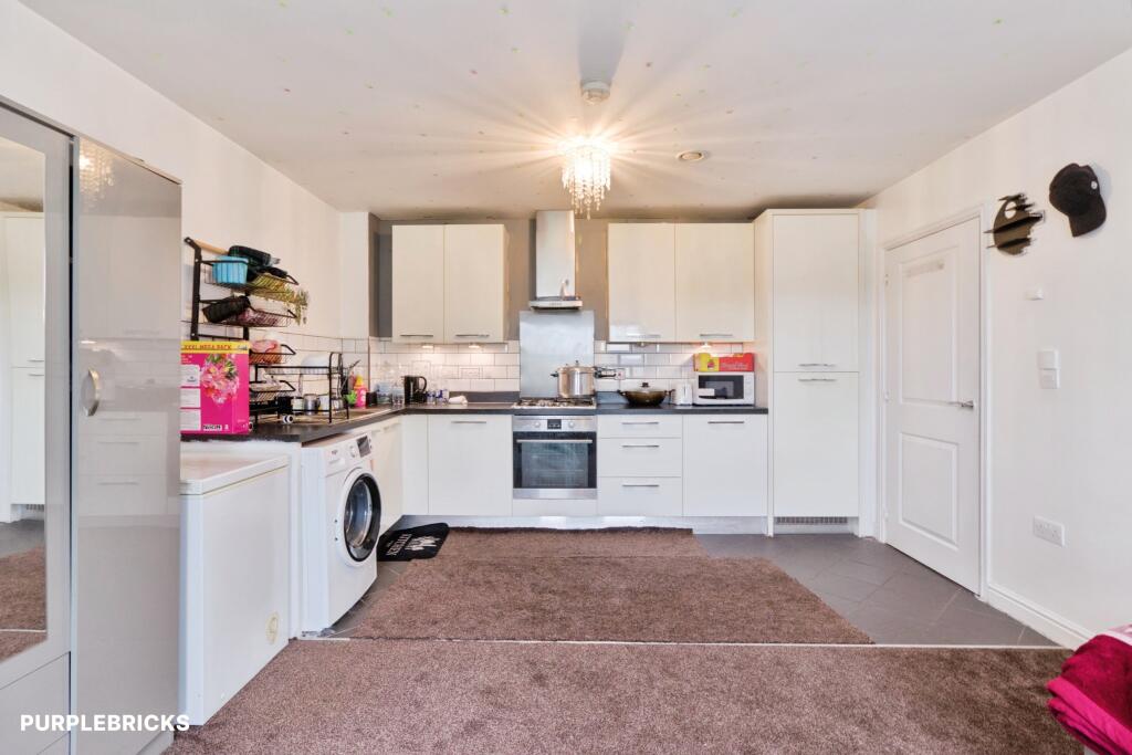 2-bed flat on Rainbow Road, Erith, DA8, £270,000