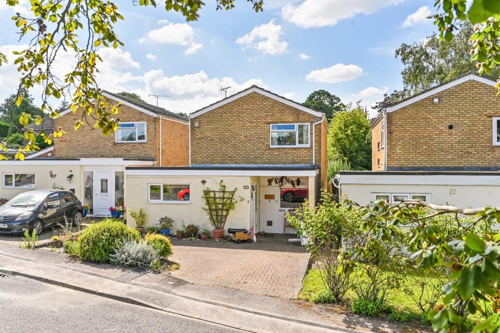 3-bed detached on Wrights Close, Tenterden, TN30, £440,000
