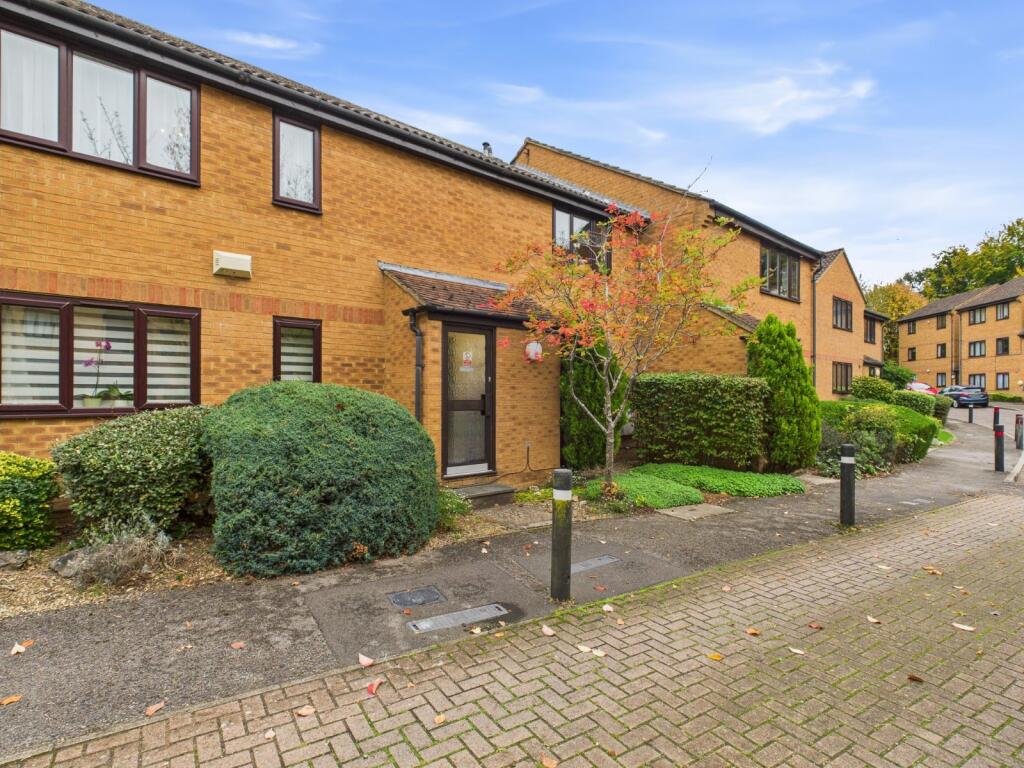 Main image of property: Knaves Hollow, Wooburn Moor, High Wycombe, Buckinghamshire, HP10