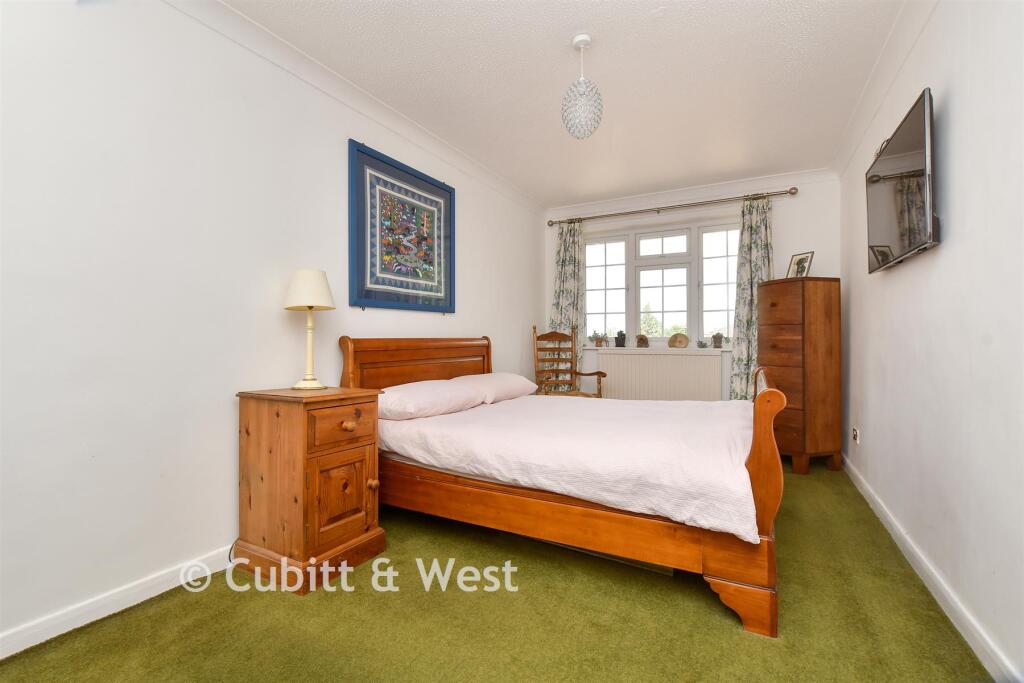 House in Sutton - View 4