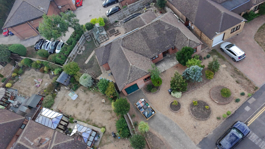 Farriers Close, Woodley, RG5 3DD photo 2