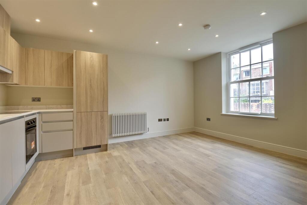 Apartment in Portsmouth, Southsea - View 3