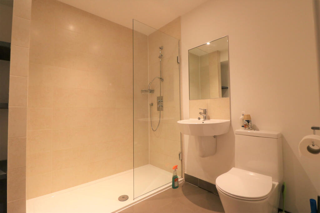 Apartment in Romford - More