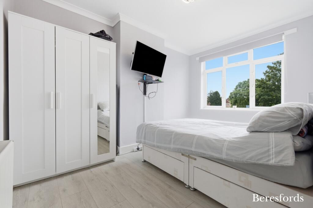 House in London, Rush Green - More