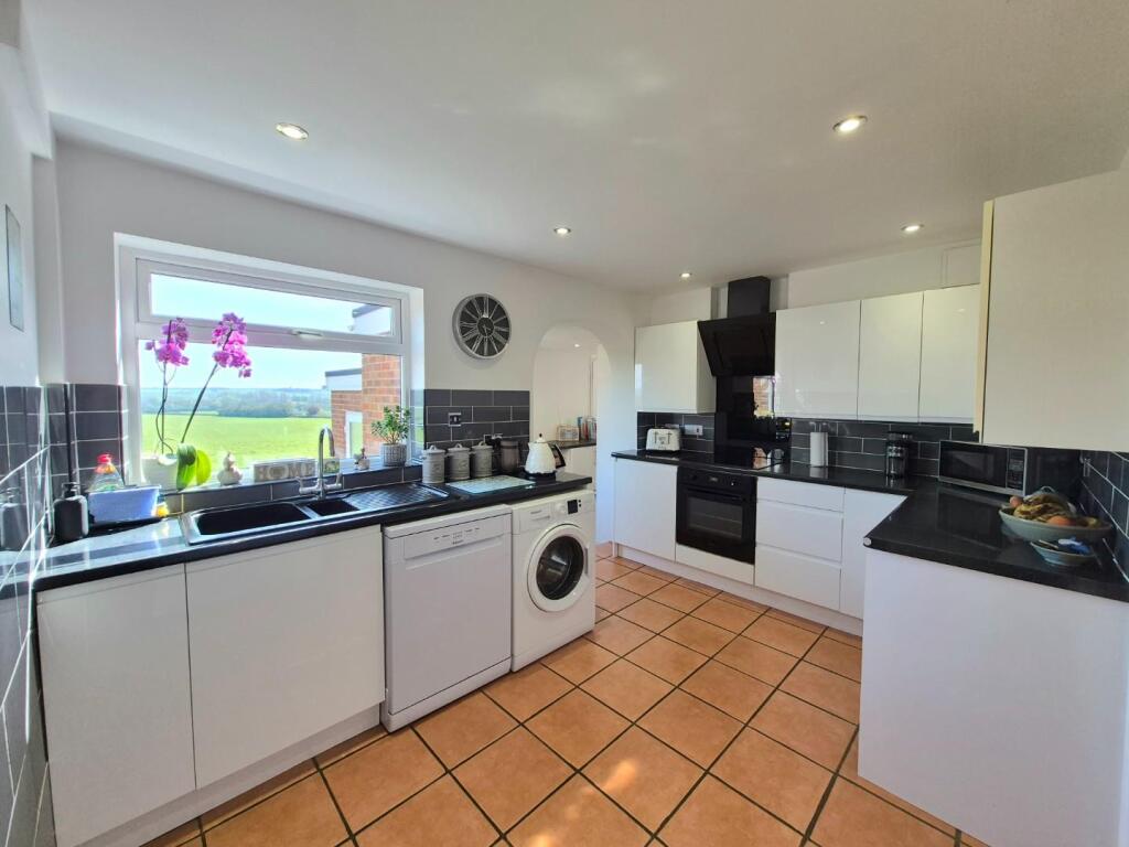 House in Northamptonshire NN6, Earls Barton - View 3