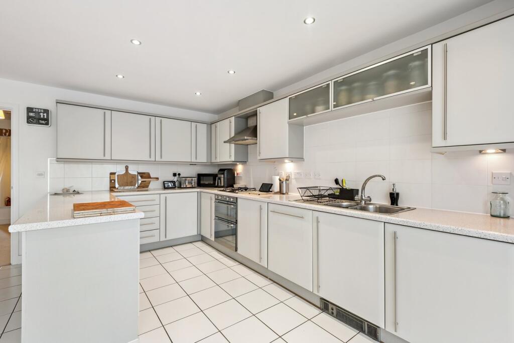 Samuel Jones Crescent, Little Paxton, St Neots, PE19 photo 2