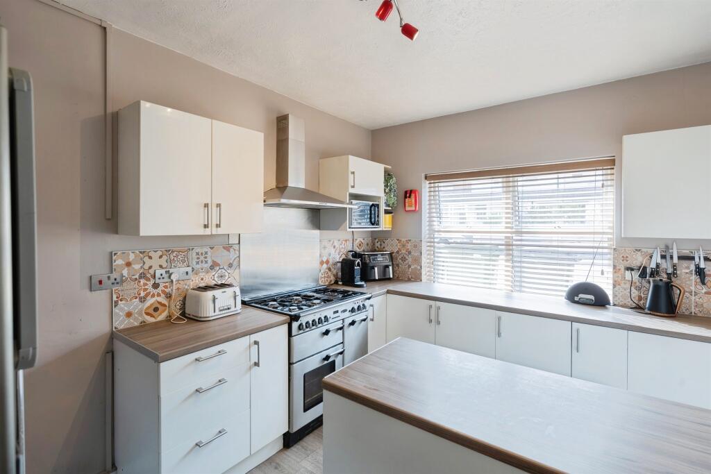 House in Eastbourne, Seaside, Roselands - View 4