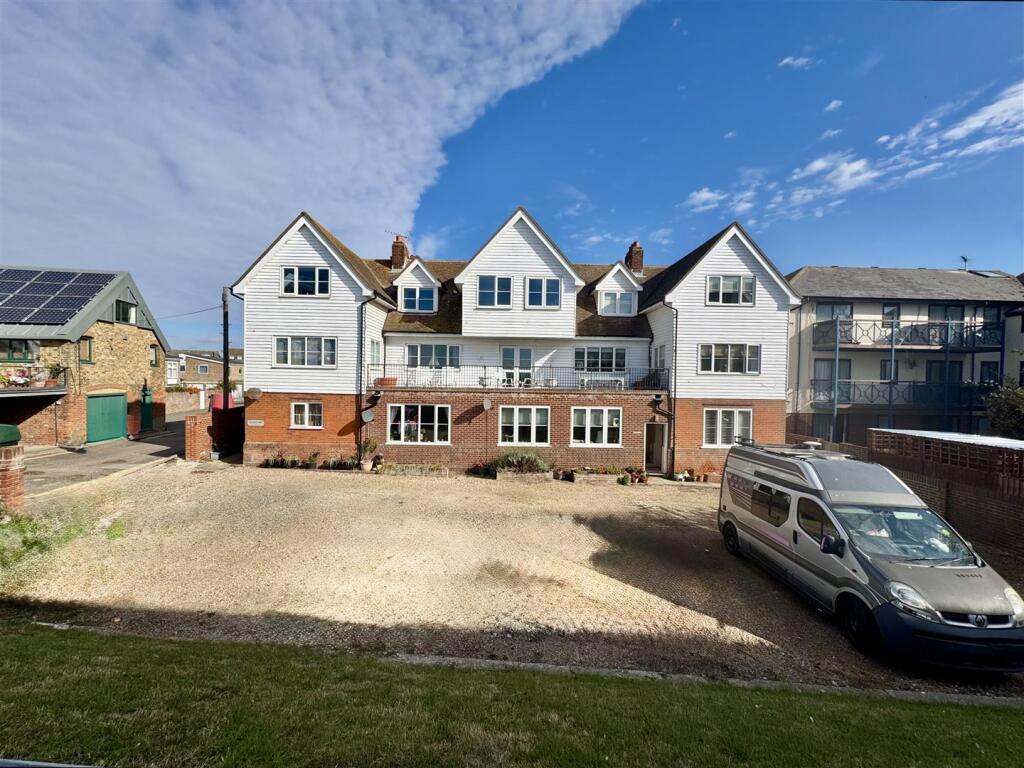 2-bed flat on Belvedere Road, Burnham-on-Crouch, £300,000