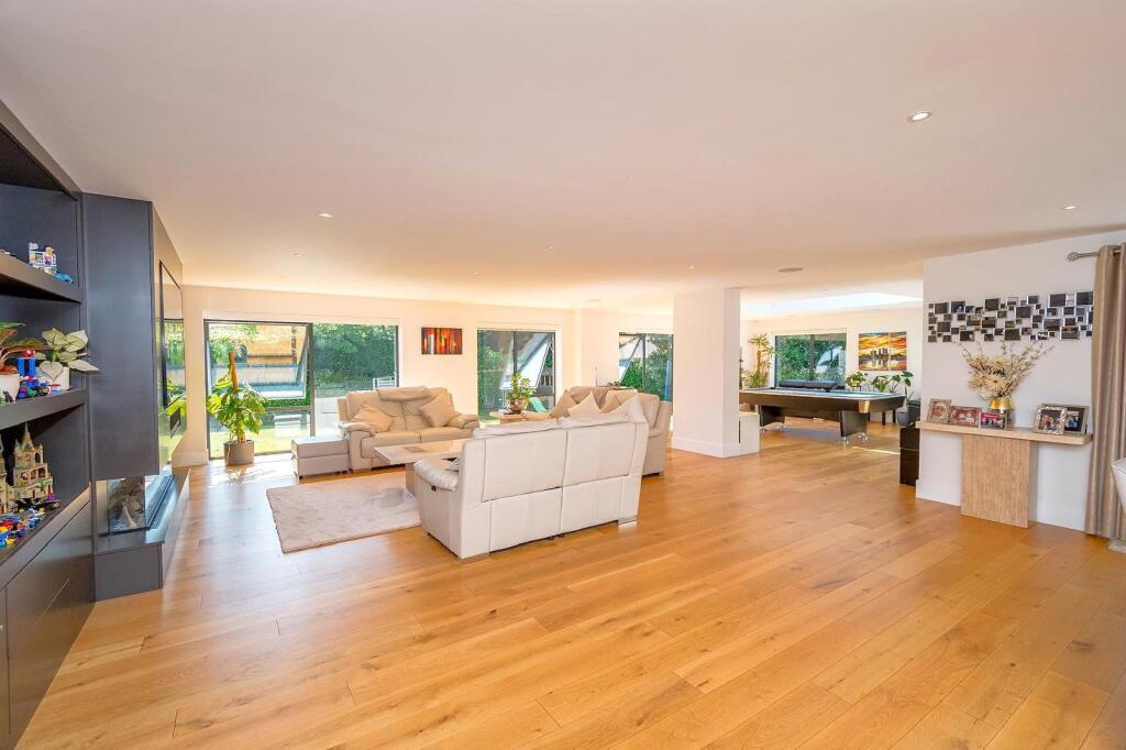 Pringles Drive, Ferndown photo 4
