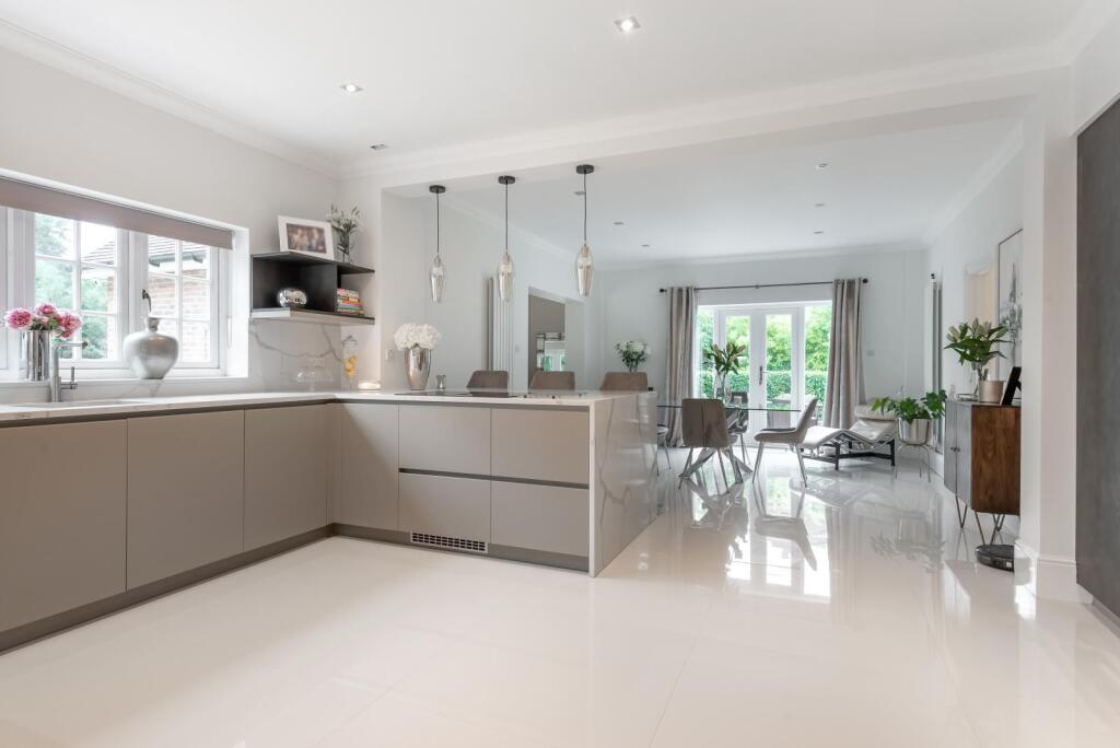 Percival Close, Oxshott, KT22 photo 2