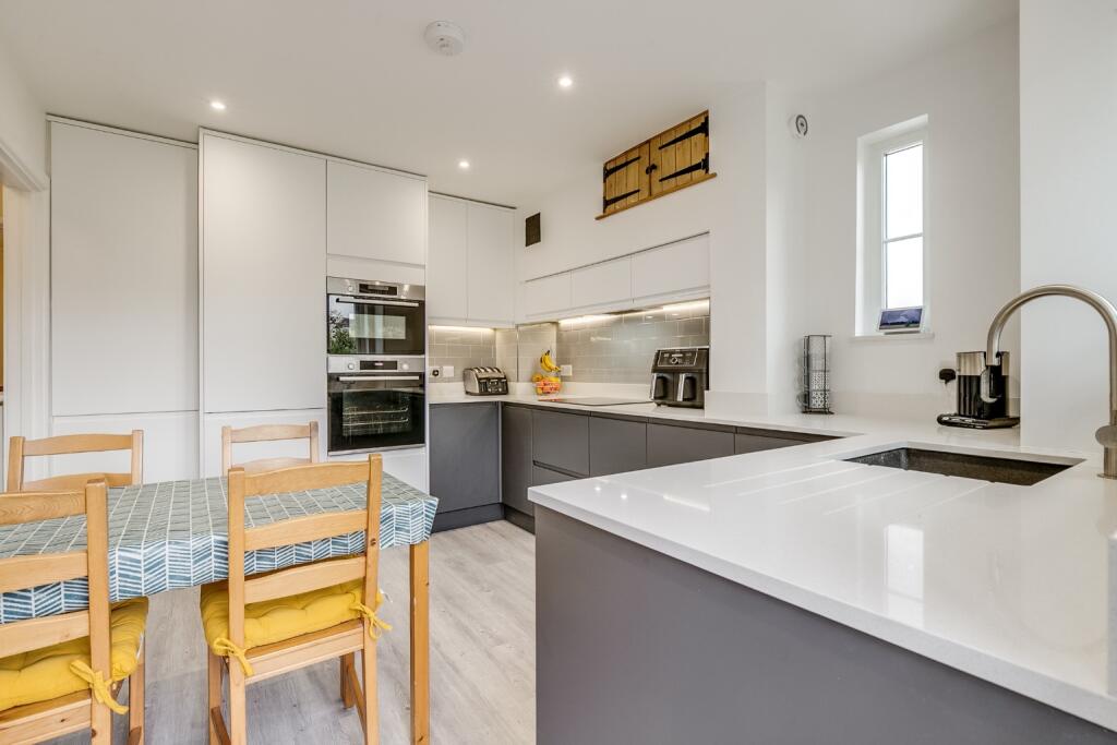 House in Welwyn Hatfield, Hertfordshire - More