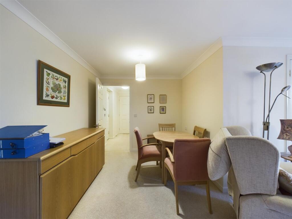 Apartment in Crawley, West Sussex - View 4