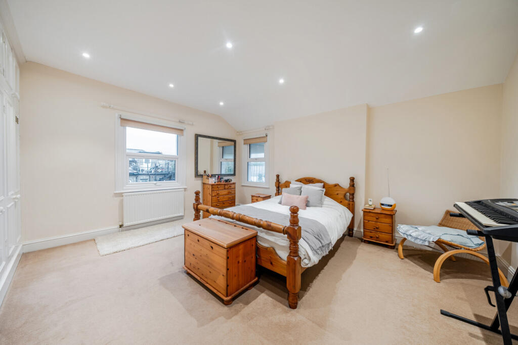 Apartment in London, Cottenham Park, Raynes Park - View 4