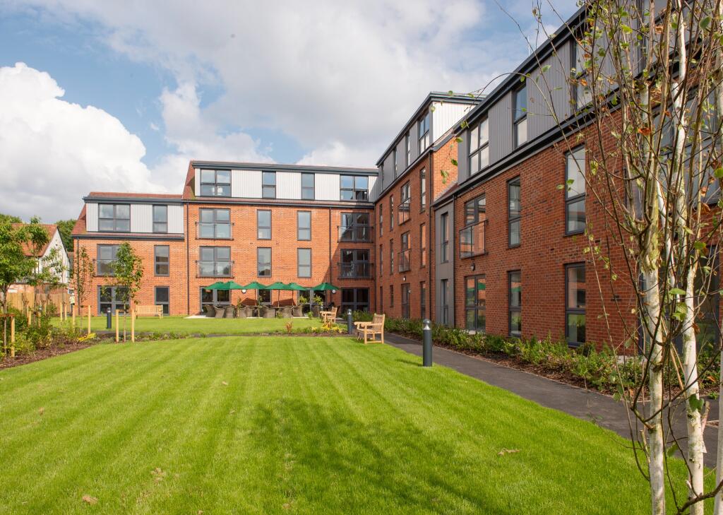 1-bed other on Violet Place, Bagshot, £299,000