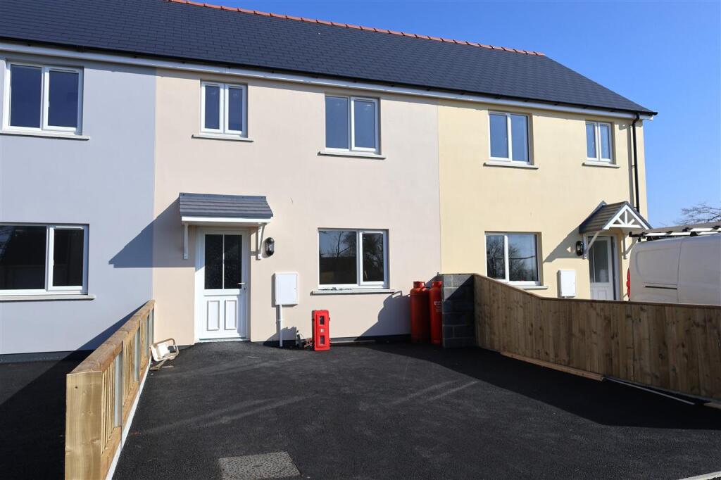 Main image of property: 4 Heol Newydd