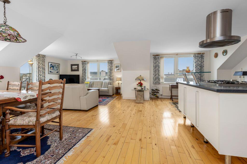 Main image of property: 122A/6, Crewe Road North, Edinburgh, EH5 2NE