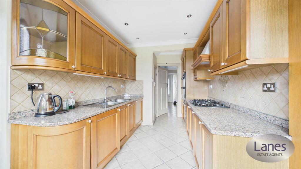 House in Broxbourne, Cheshunt - More