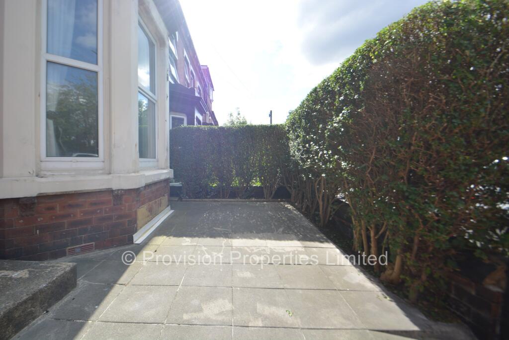 6 bedroom end of terrace house for rent