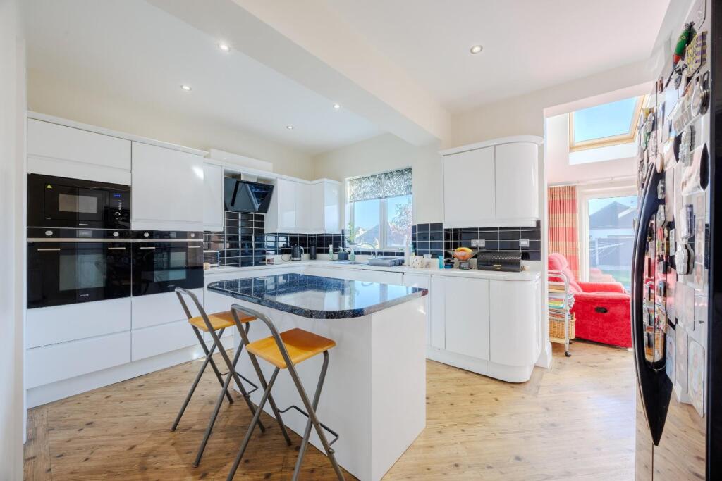 Belfairs Drive, Leigh-On-Sea photo 4