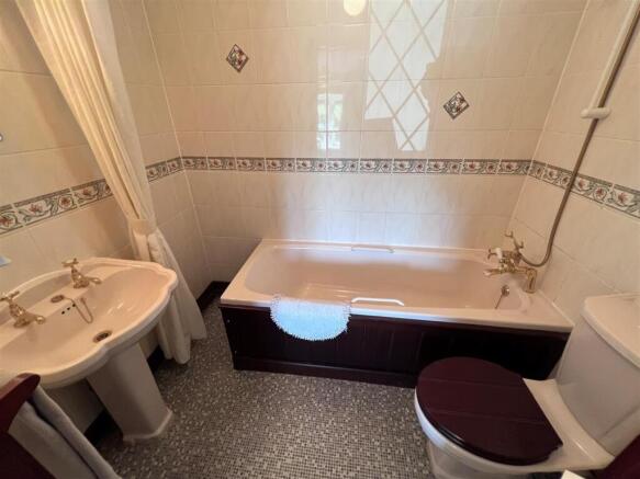 Bathroom 3a.jpg