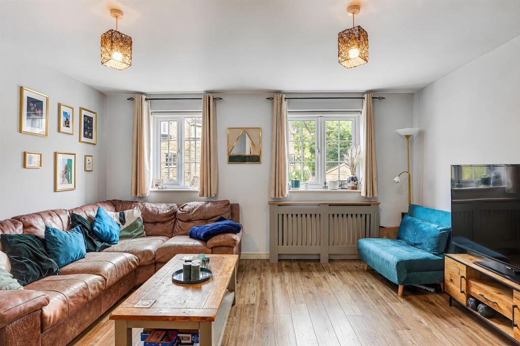 House in Huddersfield, Fenay Bridge, Kirkburton - More
