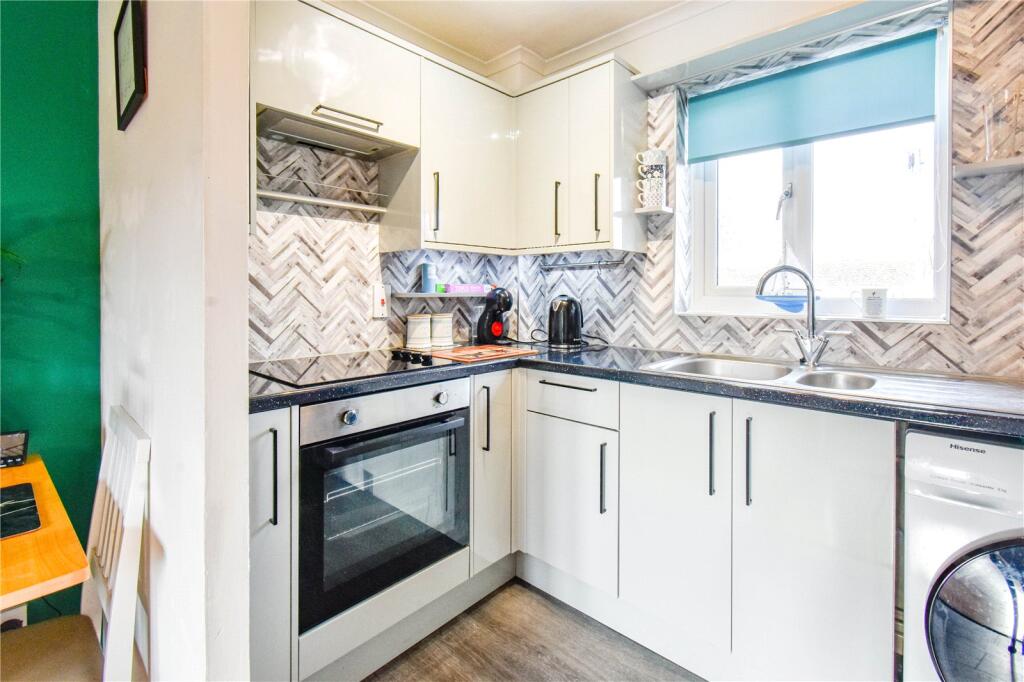 28, Adwood Court, Thatcham, Berkshire, RG19 photo 4