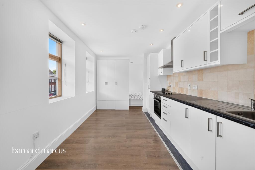 Apartment in Kingston upon Thames - View 4