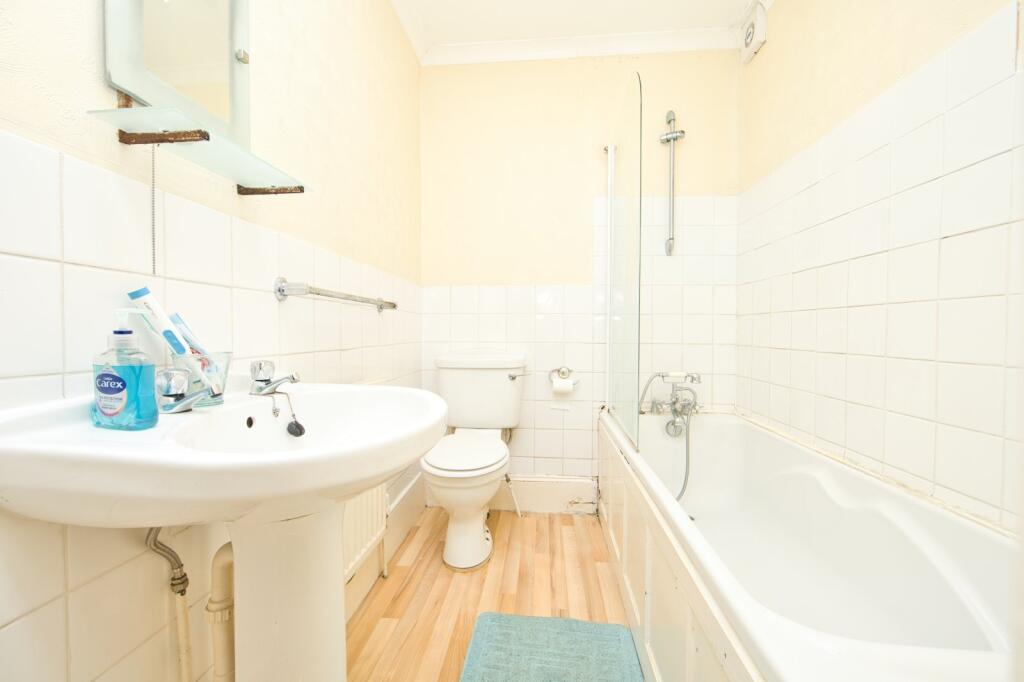 Apartment in Dover, Tower Hamlets - More