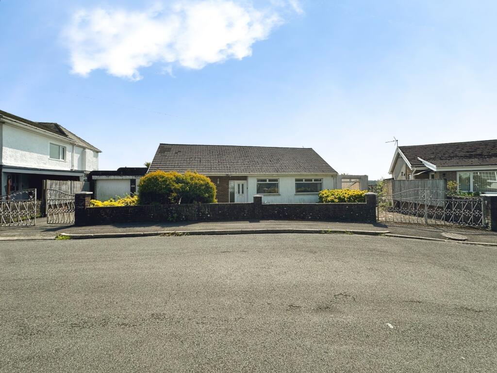 Main image of property: Y Llest, Pen-Y-Fai, CF31