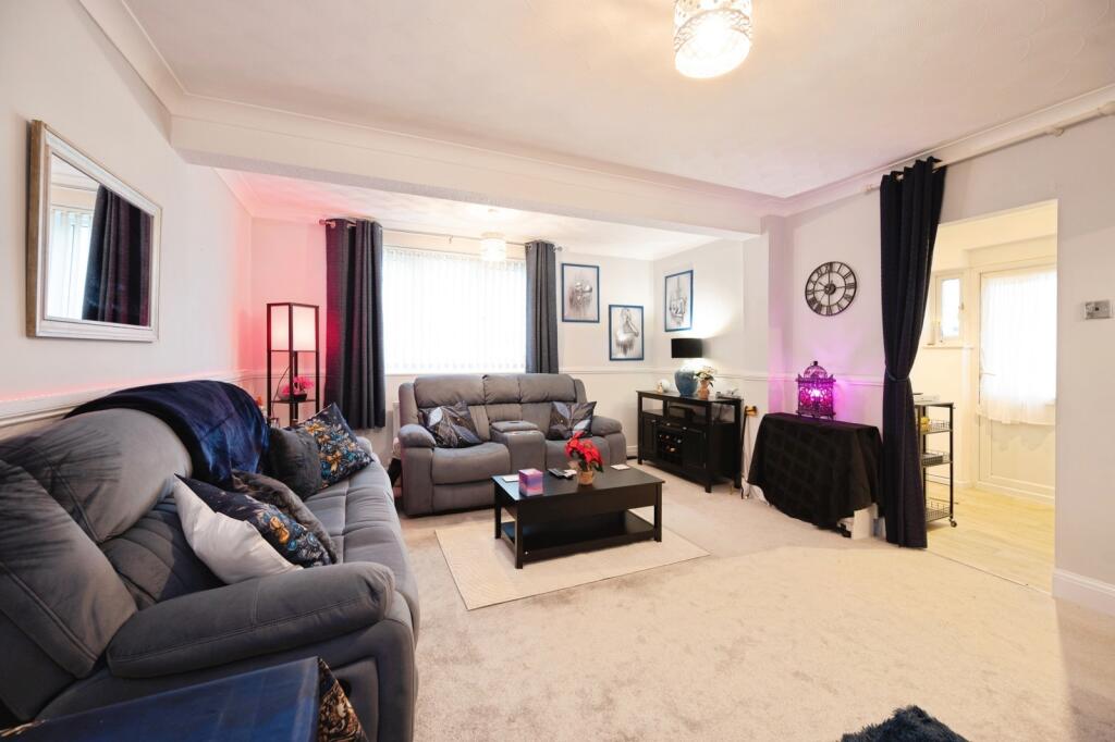 Sea Front Estate, Hayling Island, Hampshire, PO11 photo 3
