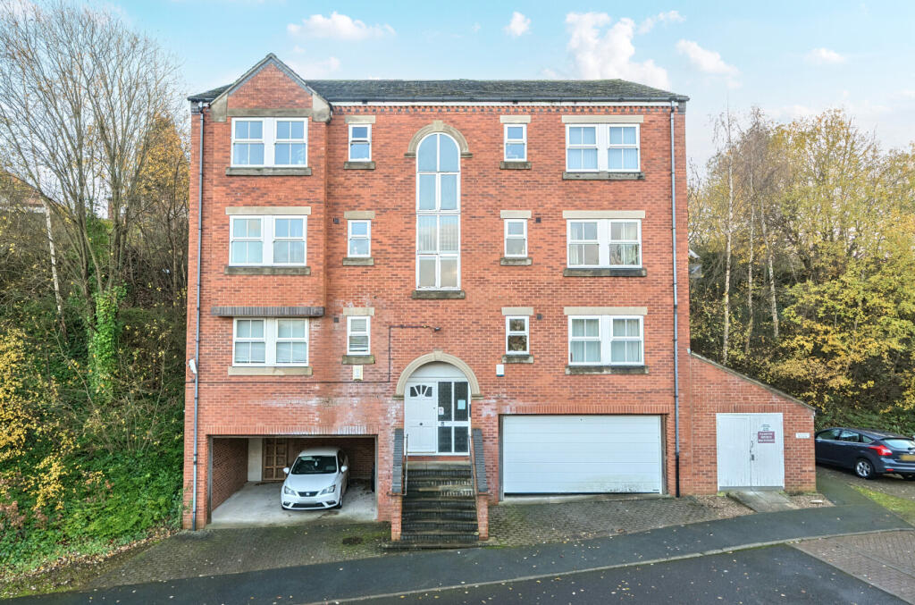 2-bed flat on The Cricketers, Kirkstall, Leeds, LS5, £150,000