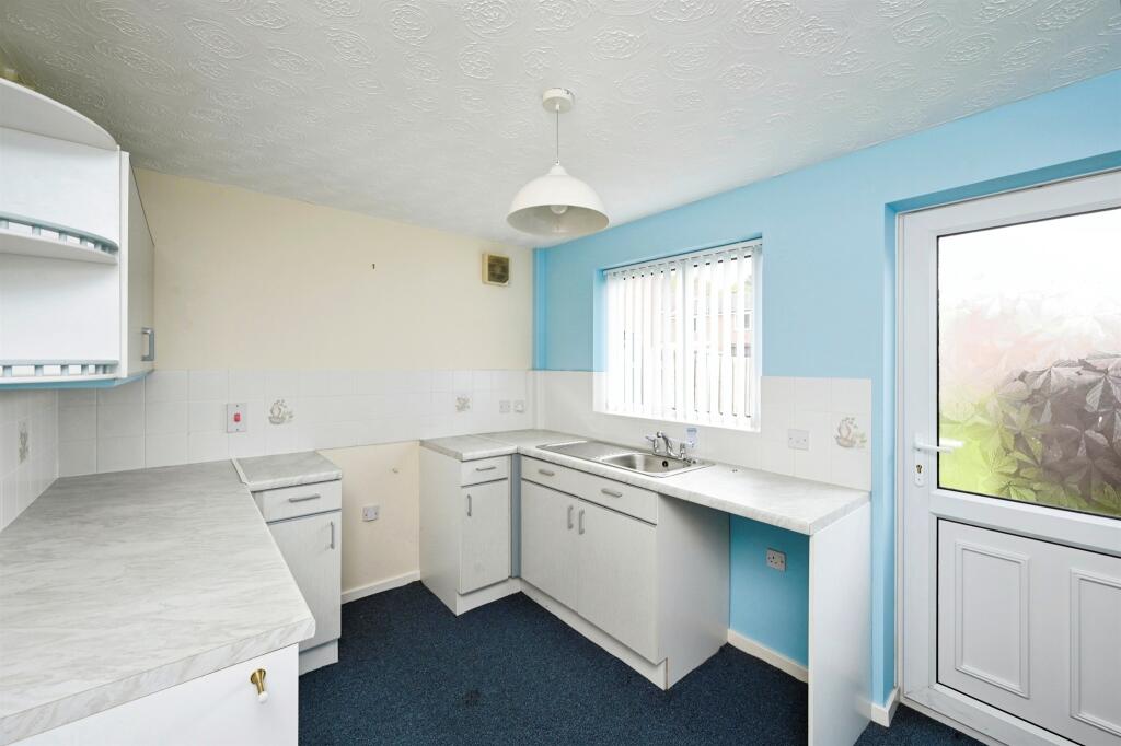 4, Markham Rise, Clay Cross, Chesterfield photo 2