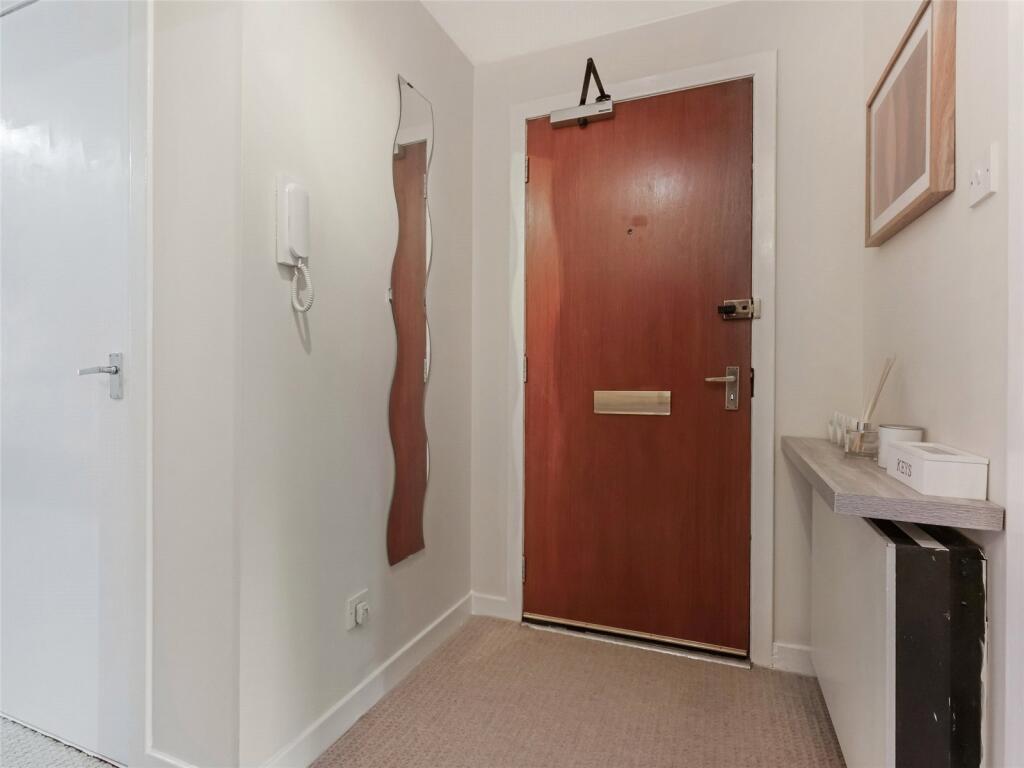Apartment in Kilmarnock, South Ayrshire - View 2