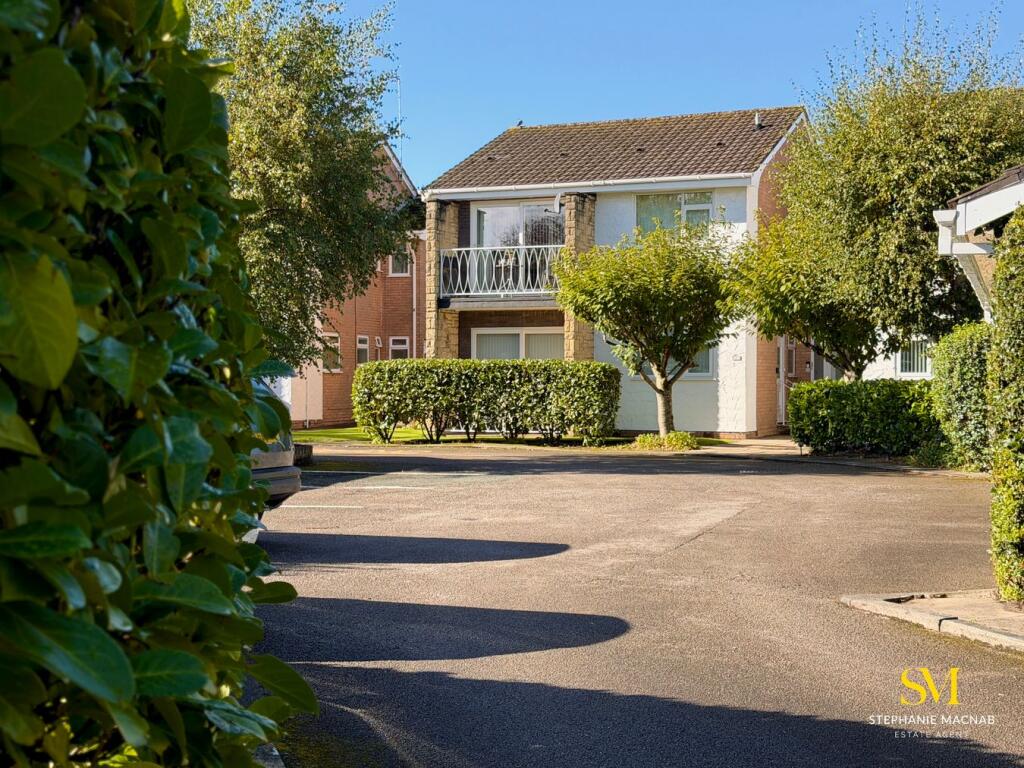 2-bed flat on Clifden Court, Halsall Lane, Formby, L37, £190,000